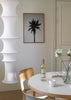 Cuadro decorativo de estilo blanco_y_negro y mar_y_playa colocado en salón, palmera tropical en blanco y negro, modelo Palmera Salada
