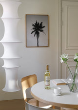 Cuadro decorativo de estilo blanco_y_negro y mar_y_playa colocado en salón, palmera tropical en blanco y negro, modelo Palmera Salada