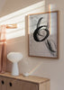 Cuadro decorativo de estilo blanco_y_negro y minimalista colocado en salón, composición abstracta en blanco y negro, modelo Doodle Veris Collection VIII