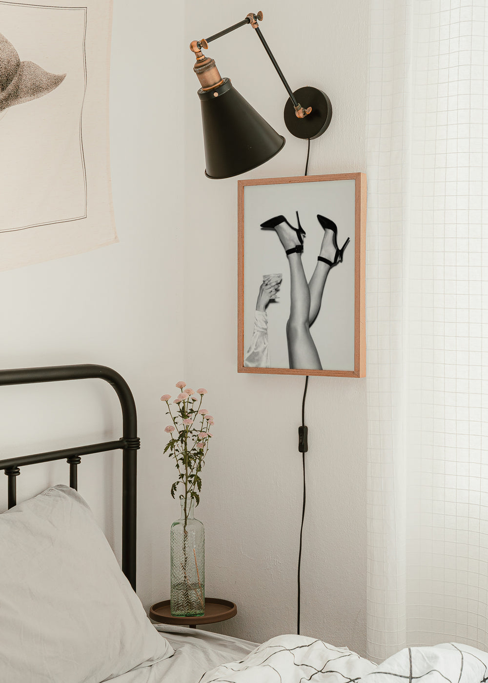 Quadro moderno a preto e branco com design minimalista, estilo decorativo simples para interiores contemporâneos. Disponível em kudeko.com