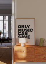 Minimalistisches Wandbild mit dem Schriftzug „ONLY MUSIC CAN SAVE US“, klarer Stil und dekorative Wirkung für moderne Räume. Erhältlich auf kudeko.com