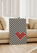 Cuadro decorativo de estilo blanco_y_negro y minimalista colocado en salón, corazón pixelado sobre patrón ajedrezado, modelo Pixel Heart