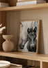Wandbild mit einer weißen Stute und ihrem Fohlen im Vordergrund, in Weiß-, Grau- und Schwarztönen, mit natürlichem fotografischem Stil und ruhiger Wirkung. Erhältlich auf kudeko.com