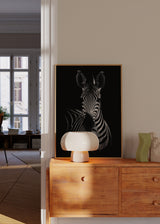 Cuadro decorativo de estilo blanco_y_negro y minimalista colocado en salón, retrato de cebra en blanco y negro, modelo The Zebra