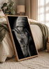 Tableau d’un cheval blanc au premier plan, fond noir, crinière douce, tête inclinée, regard calme, style noir et blanc, ambiance sobre et élégante. Disponible sur kudeko.com