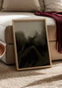 Cuadro decorativo de estilo blanco_y_negro y orgánico colocado en salón, paisaje abstracto en sombras, modelo Paisaje de Sombra