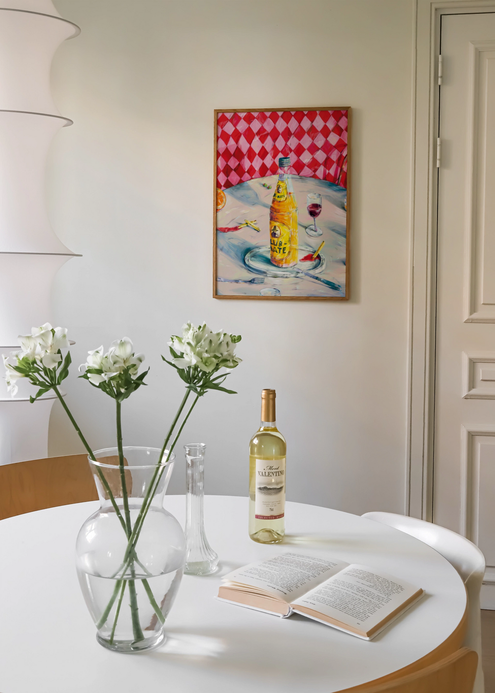 Cuadro decorativo de estilo colorido y abstracto colocado en comedor, bodegón vibrante de mesa con botella y copa, modelo Vibrant Table Still Life