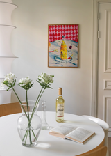 Cuadro decorativo de estilo colorido y abstracto colocado en comedor, bodegón vibrante de mesa con botella y copa, modelo Vibrant Table Still Life