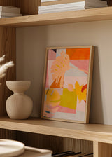 Tableau encadré avec feuilles tropicales en silhouettes douces sur composition géométrique orange, rose, jaune et beige, dans un style inspiré du Bauhaus. Disponible sur kudeko.com