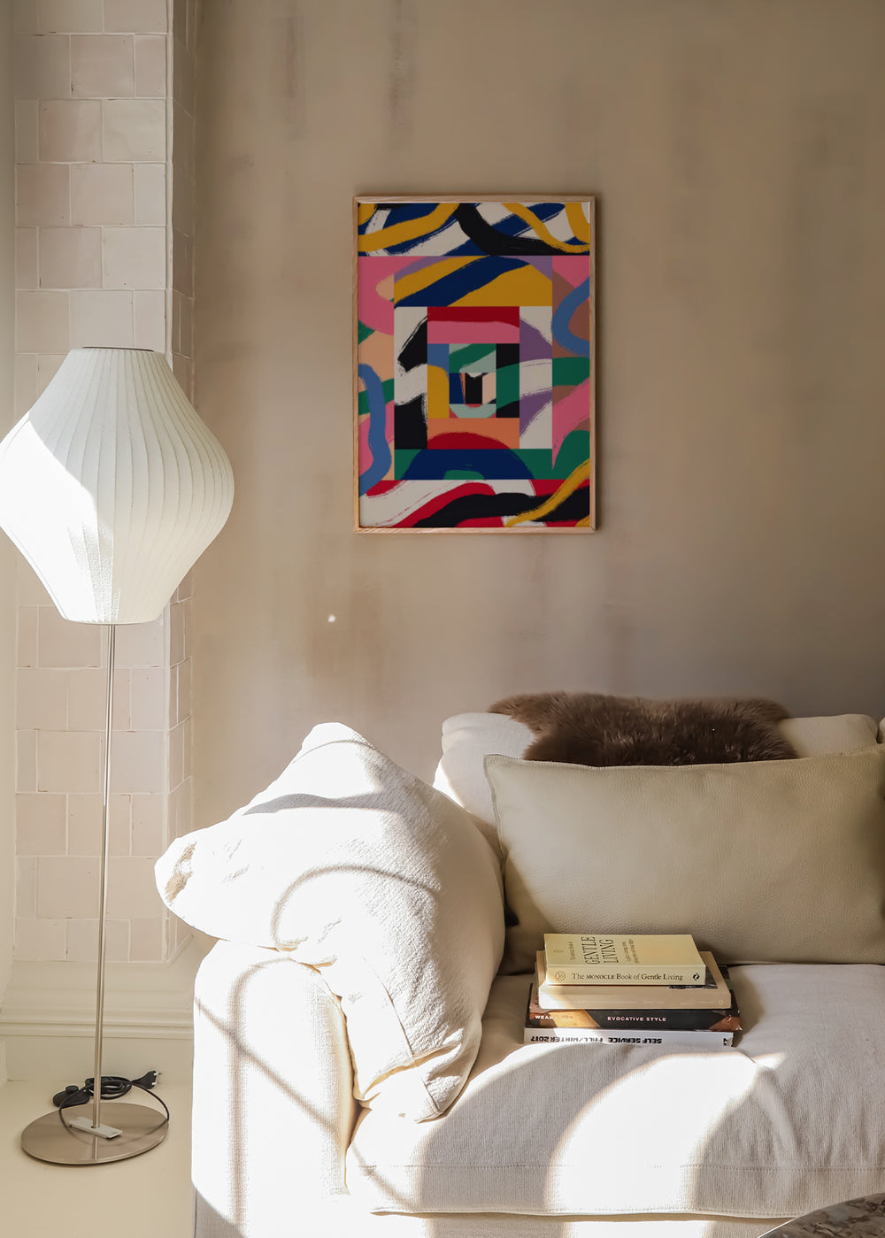 Tableau encadré abstrait avec rubans ondulés, blocs concentriques et formes courbes en bleu, jaune moutarde, rose, vert, noir, blanc et touches de lilas, dans un style géométrique moderne. Disponible sur kudeko.com