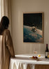 Cuadro decorativo de estilo colorido y blanco_y_negro colocado en salón, mujer en columpio sobre la Tierra, modelo Swing
