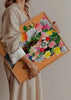 Cuadro decorativo de estilo colorido y flores colocado en salón, retrato femenino floral colorido, modelo Floral Portrait