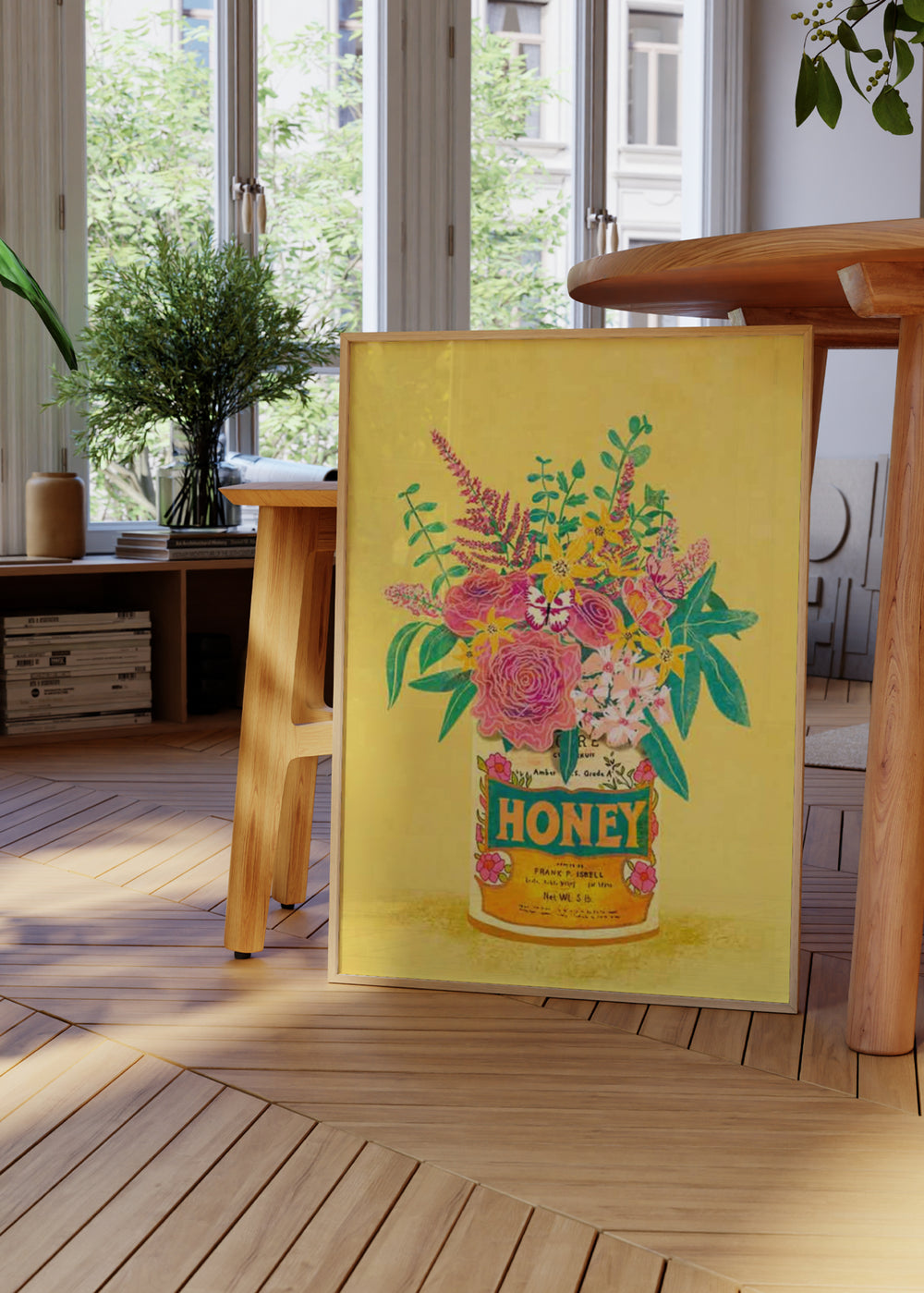Quadro emoldurado com ramo floral numa lata vintage de mel, flores cor-de-rosa, amarelas e brancas, folhas verdes, fundo amarelo quente e estilo floral com toque botânico nostálgico. Disponível em kudeko.com