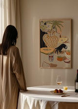 Gerahmtes Wandbild mit tropischen Früchten auf einem Tisch, Papaya, Feige, Tomate, dekorativem Krug, Glas, grünen Blättern in Beige, Oliv, Schwarz und Terrakotta, im zeitgenössischen Illustrationsstil. Erhältlich auf kudeko.com