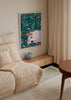 Cuadro decorativo de estilo colorido y ilustración colocado en dormitorio, mujer descansando entre flores silvestres, modelo Daydream in Blooms