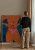 Tableau avec figure féminine de dos, lingerie rose à motif fraises, fond bleu profond, bijoux dorés, ongles rouges et style illustration contemporain. Disponible sur kudeko.com