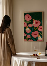 Farbenfrohes illustriertes Wandbild mit Frauen zwischen großen rosa Blüten, dekorativer Stil von Bea Muller, kudeko.com. Erhältlich auf kudeko.com