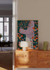 Farbiges Wandbild mit Illustration einer Frau, die einen Strauß Wildblumen in roten, blauen und rosafarbenen Tönen hält, Design von Bea Muller. Erhältlich auf kudeko.com