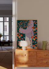 Farbiges Wandbild mit Illustration einer Frau, die einen Strauß Wildblumen in roten, blauen und rosafarbenen Tönen hält, Design von Bea Muller. Erhältlich auf kudeko.com