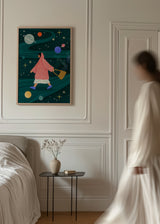 Farbiges illustriertes Wandbild mit einer Frau, die zwischen Planeten und Sternen geht, von Bea Muller. Erhältlich auf kudeko.com