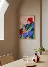 Farbiges illustriertes Wandbild mit Frau, die zwischen großen roten, rosa und violetten Blumen in einer grünen Landschaft geht, von Bea Muller. Erhältlich auf kudeko.com