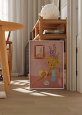 Cuadro decorativo de estilo colorido y ilustración colocado en salón, mujer soñando junto a un florero colorido, modelo Day dream 2