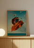 Cuadro decorativo de estilo colorido y ilustración colocado en salón, composición surrealista flotando sobre el mar, modelo Ego
