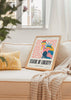 Tableau encadré avec illustration de la Statue de la Liberté, formes simplifiées, rose, bleu pétrole, jaune moutarde et rouge, style urbain contemporain sur fond clair. Disponible sur kudeko.com