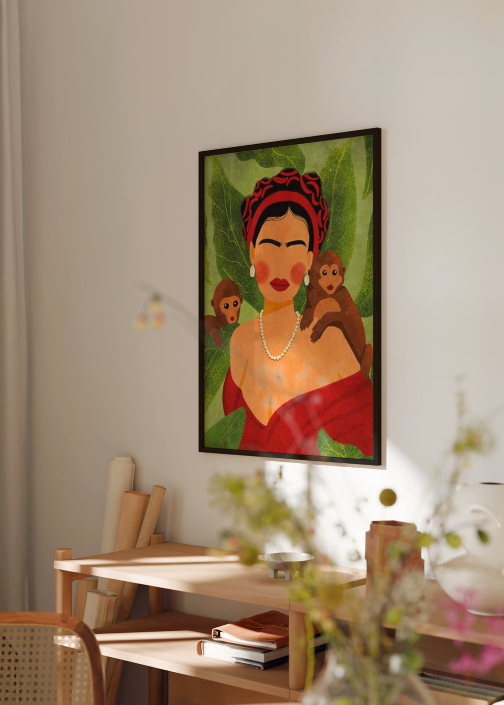 Cuadro decorativo de estilo colorido y ilustración colocado en salón, retrato artístico de Frida con monos, modelo Frida and Monkeys