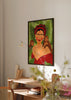 Gerahmtes Wandbild mit weiblichem Porträt inspiriert von Frida Kahlo, zwei Affen, großen grünen Tropenblättern, rotem Kleid, hellem Schmuck und Illustrationsstil in Braun- und Cremetönen. Erhältlich auf kudeko.com