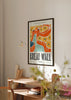 Gerahmtes Wandbild mit Illustration der Chinesischen Mauer, geschwungene orange Formen, gelbe Blumen, Details in Aqua und Petrolblau, grafischer Stil auf hellem Hintergrund. Erhältlich auf kudeko.com