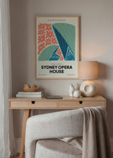 Quadro da Ópera de Sydney com formas arquitetónicas em azul e turquesa, flores coral, fundo claro e estilo de ilustração retro contemporâneo para uma decoração de parede luminosa. Disponível em kudeko.com