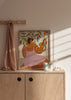 Gerahmtes Wandbild mit sitzender Frau zwischen Orangenzweigen, Orangen, gelber gefleckter Schlange, Erdtönen, Olivgrün, Creme und Altrosa, im symbolischen Illustrationsstil. Erhältlich auf kudeko.com