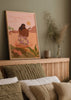 Wandbild mit sitzender Frau im Wasser, grafischer Sonne, Palmen, tropischen Pflanzen sowie Altrosa, Terrakotta, Lila und Grün im gerahmten Illustrationsstil. Erhältlich auf kudeko.com