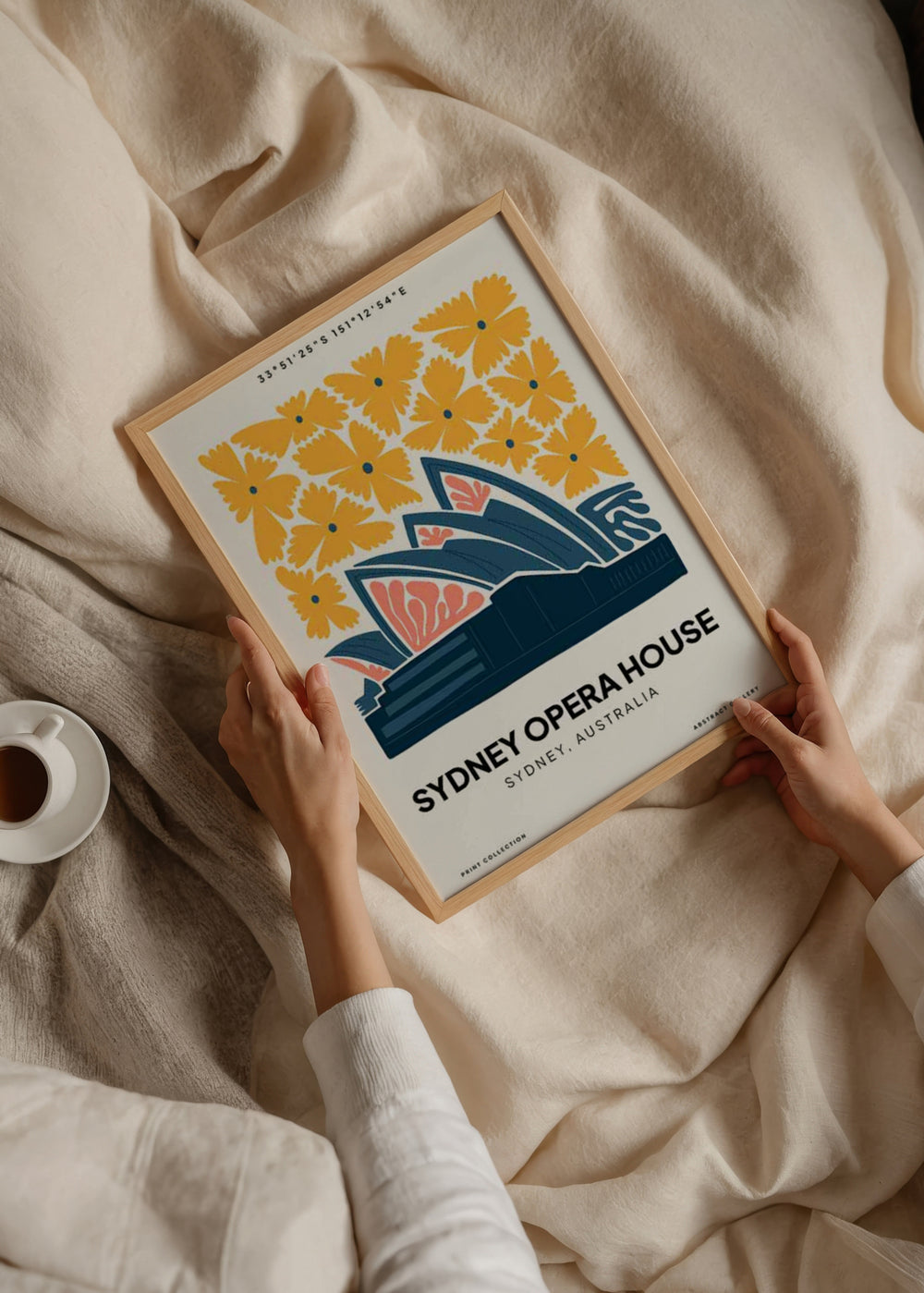 Gerahmtes Wandbild der Sydney Oper mit großen gelben Blumen, petrolblauen Formen, korallfarbenen Details und grafischer Komposition im zeitgenössischen Illustrationsstil. Erhältlich auf kudeko.com