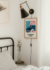 Wandbild von Venedig mit Bogenbrücke, Gondel, rosafarbenen Blumen, blauen botanischen Formen und moderner Illustrationskomposition in Petrolblau, Rosa und Weiß. Erhältlich auf kudeko.com