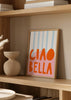 Cuadro decorativo de estilo colorido y minimalista colocado en dormitorio juvenil, Tipografía alegre en tonos pastel, modelo CIAO BELLA II