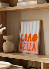 Cuadro decorativo de estilo colorido y minimalista colocado en dormitorio juvenil, Tipografía alegre en tonos pastel, modelo CIAO BELLA II
