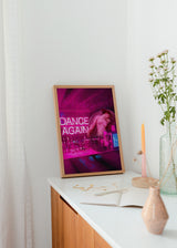 Wandbild im Pop-Art-Stil mit klassischer Kunstfigur und Neonlichtern in einer urbanen Bar, moderne dekorative Ausstrahlung. Erhältlich auf kudeko.com