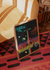 Quadro futurista vaporwave com OVNI, mãos geométricas e universo digital, estilo decorativo contemporâneo. Disponível em kudeko.com
