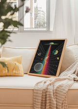 Surrealistisches Wandbild einer Weltraumentführung mit Lichtstrahl, Planeten und dekorativer kosmischer Stimmung. Erhältlich auf kudeko.com