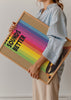 Wandbild mit retro Design eines Plattenspielers und dem Schriftzug „VINYL JUST SOUNDS BETTER“, dekorativer Stil in Vintage-Farben. Erhältlich auf kudeko.com