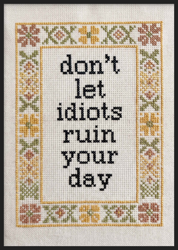 Tableau décoratif encadré au style minimaliste et organique, citation décorative à effet brodé avec bordure florale, modèle Don't Let Idiots Quote. Disponible sur kudeko.com