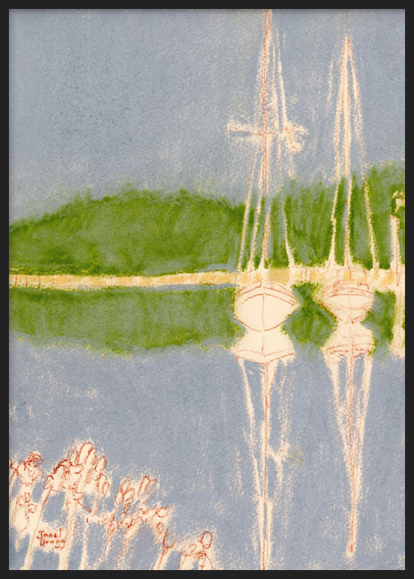 Wandbild mit Rahmen im minimalistischen und ruhigen Stil, Segelboote spiegeln sich in einer friedlichen Küstenlandschaft, Modell Peaceful Sailboat Reflections. Erhältlich auf kudeko.com