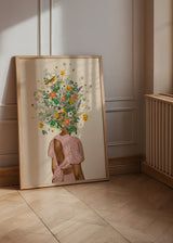 Tableau représentant une femme de dos en robe rose, avec un bouquet de fleurs sauvages vertes, jaunes, corail, blanches et lilas, de style illustration, accompagné de petits oiseaux dans les branches. Disponible sur kudeko.com
