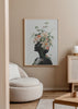 Cuadro decorativo de estilo flores y minimalista colocado en dormitorio, retrato femenino con lirios y flores suaves, modelo Lily Flower