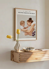 Cuadro decorativo de estilo fotografía y minimalista colocado en dormitorio, fotografía personalizada de momento familiar, modelo Fotografía Personalizada Memoria