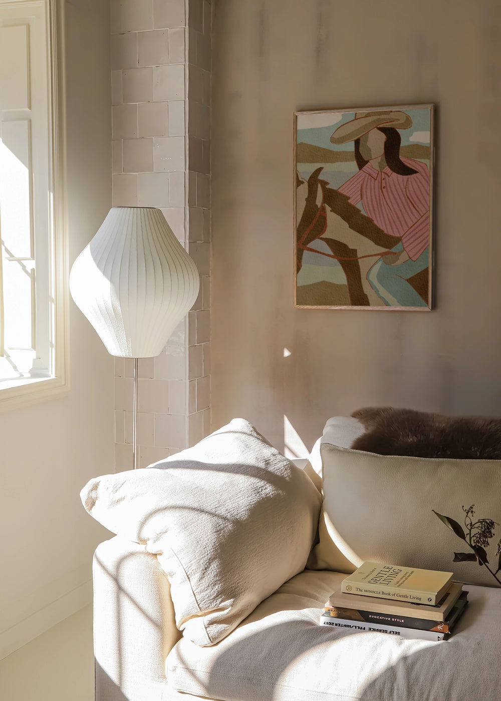 Dekoratives Wandbild im Illustrations- und Tierstil in einem Wohnzimmer, Cowgirl zu Pferd in einer Westernlandschaft, Modell Cowgirl Mountain Ride. Erhältlich auf kudeko.com