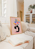 Farbiges illustriertes Wandbild mit einer Frau in Yoga-Pose und Blumen, dekoratives Motiv von Bea Muller. Erhältlich auf kudeko.com