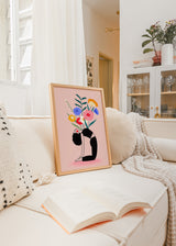 Farbiges illustriertes Wandbild mit einer Frau in Yoga-Pose und Blumen, dekoratives Motiv von Bea Muller. Erhältlich auf kudeko.com